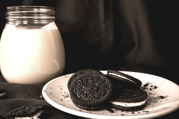 Couple-of-Oreos-in-a-plate-and-Milk